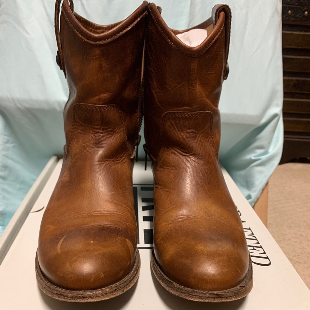 FRYE-MELISSA BUTTON SHORT COGNAC size-7